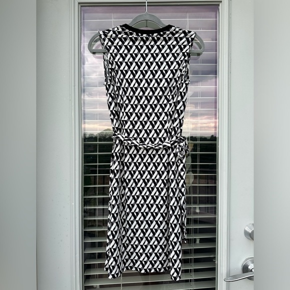 DM Collection Black & White V Neck Geometric Print Dress - Picture 6 of 8